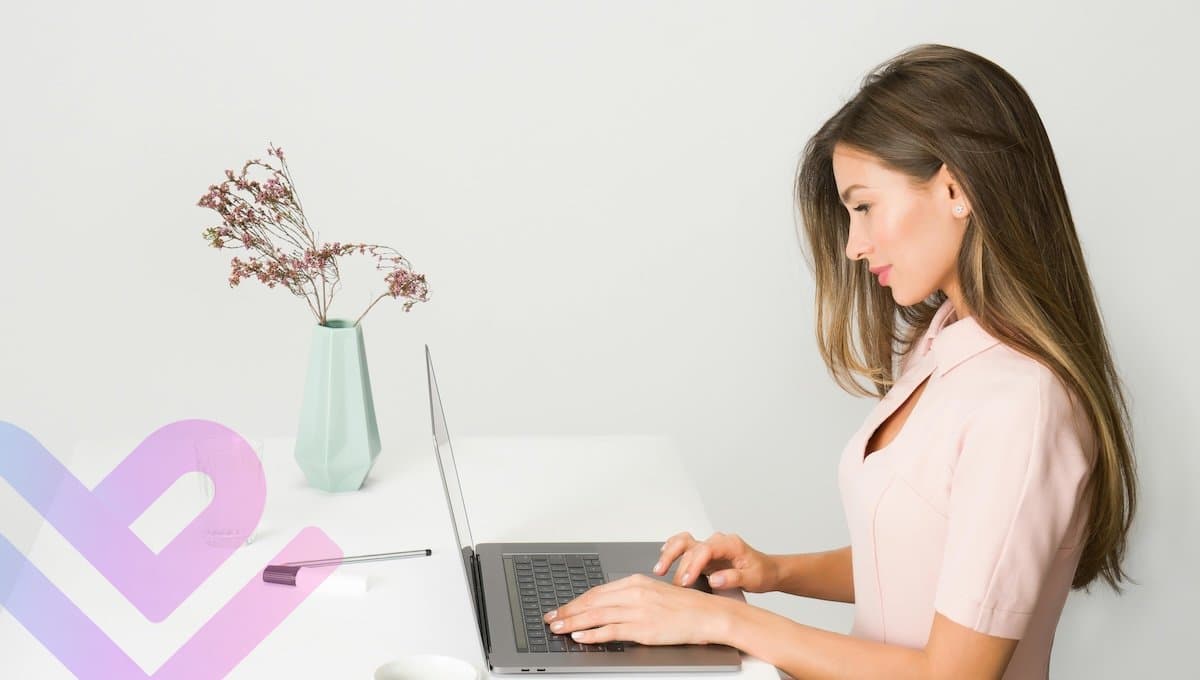 Mlada žena radi na laptopu - podešava stranicu za online zakazivanje termina